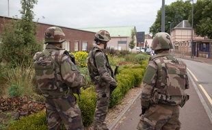 Des militaires déployés à Saint-Etienne-du-Rouvray le 26 juillet 2016 après l'attentat dans une église.