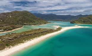 Grâce une campagne de financement participatif qui a recueilli 40.000 dons, la plage d'Awaroa a pu être rachetée à un particulier pour être restituée à la Nouvelle-Zélande.