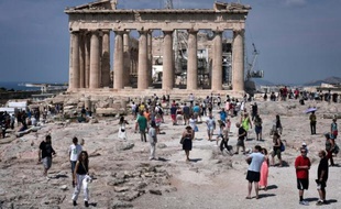 Des touristes visitent l'Acropole à Athènes, le 30 juin 2015