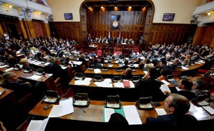 Les mesures d'austérité adoptées récemment par le gouvernement serbe pour réduire le déficit budgétaire vont dans la bonne direction, mais risquent de rencontrer des obstacles et d'être insuffisantes pour redresser l'économie, estiment des analystes.