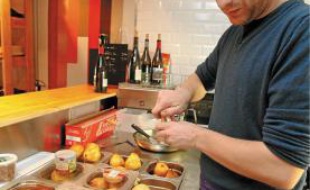 Simon propose un menu unique à bas e de produits frais.