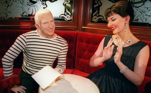 La première statue de Jean Paul Gaultier, ici au côté de la Callas, en 2001, au musée Grévin.