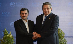 Durement frappé depuis deux ans par les sanctions occidentales, l'Iran accueille avec méfiance la réélection de Barack Obama, sans toutefois exclure de renouer un contact direct avec Washington pour débloquer notamment la crise autour du dossier nucléaire iranien.