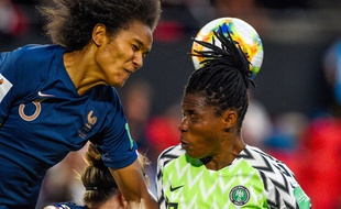 Wendie Renard au duel avec une joueuse du Nigeria