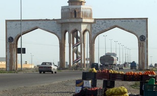 Un attentat suicide au camion piégé a fait onze morts lundi au nord de Bagdad, un nouvel acte de violences qui vient illustrer l'instabilité dont souffre l'Irak, à moins de trois semaines d'élections provinciales.