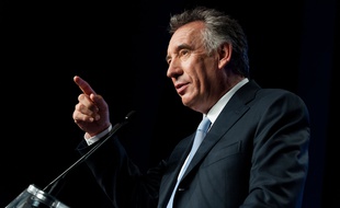 Attaqué par Nicolas Sarkozy, François Bayrou a sorti les gros calibres.