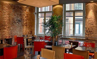 Le restaurant Oui est situé au 13, rue des Bouchers à Lille.