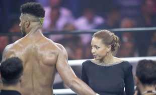 Estelle Yoka Mossely, le 2 juin 2017, félicite son champion de mari pour sa 1ère victoire en boxe professionnelle, alors qu'elle attend leur premier enfant.