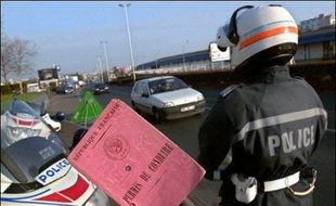 Les gendarmes du Jura ont découvert lors d'un contrôle de routine à Tavaux (Jura) qu'un automobiliste de 58 ans roulait sans permis depuis plus de 30 ans, ont-ils indiqué samedi.