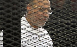 Déclarés "terroristes" en Egypte, les Frères musulmans vivent désormais dans la peur permanente d'être dénoncés ou arrêtés.