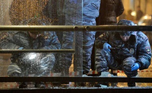 La police russe inspecte un bus après une explosion, le 7 décembre 2015 rue Pokrovka à Moscou