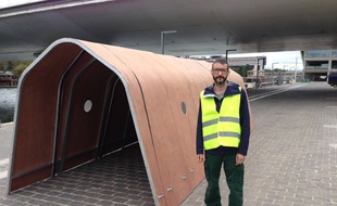 Laurent Tixador réalise sa maison mobile.
