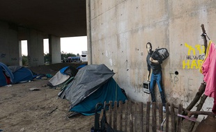 Une œuvre de Banksy, près de la Jungle à Calais.