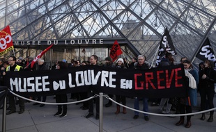 Manifestants contre la réforme des retraites devant le musée du Louvre, à PAris, le 17 janvier 2020