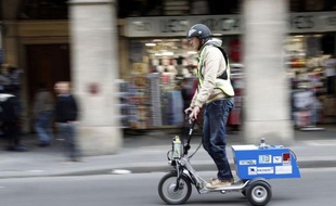 Un tricycle fonctionnant grâce à une pile à hydrogène a parcouru 365 kms en environ 18 heures, à Paris, de mercredi à jeudi, soit un record de distance et d'autonomie en conditions de circulation normale pour un véhicule de ce type, selon les organisateurs du défi.
