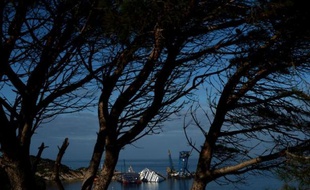 A quelques jours du premier anniversaire du naufrage du Concordia, la tragédie continue de hanter les habitants de l'île du Giglio, impatients d'être débarrassés de l'énorme épave qui git encore devant le petit port.