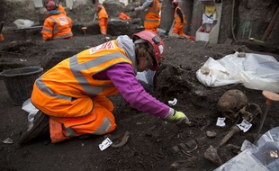 Une soixantaine d'archéologues travaillent sur ce cimetière du Moyen-Age mis au jour lors de travaux d'aménagement à Londres.