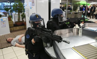 Des membres du PSIG (Peloton de surveillance et d'intervention de la gendarmerie) renforcés, dits "PSIG Sabre", lors d'un exercice de simulation de prise d'otages dans un surpermarché le 30 mai 2016 à Echillais