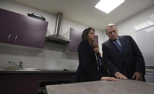 Le Premier ministre Jean-Marc Ayrault a visité samedi un centre d'hébergement d'urgence dans le Ve arrondissement à Paris, pour porter un "message de solidarité et de fraternité à quelques jours de Noël".