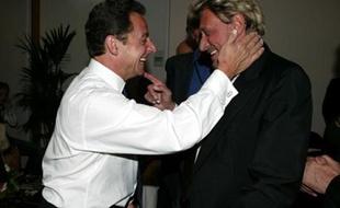 Nicolas Sarkozy félicité par Johnny Hallyday.
