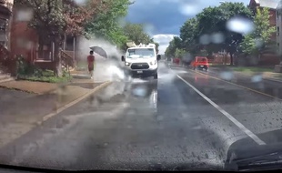 Le chauffeur d'une camionnette a été filmé en train de rouler dans les flaques pour arroser les passants, à Ottawa.
