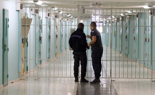 Le nombre de détenus dans les prisons françaises a atteint le 1er février un nouveau record historique, avec 65.699 personnes incarcérées, selon les statistiques mensuelles de l'administration pénitentiaire (AP) publiées vendredi.
