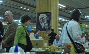 Vélos, fauteuils, vêtements, téléphones portables ou électroménager, la grande vente annuelle d'objets récupérés et rénovés par les Compagnons d'Emmaüs aura lieu dimanche à Paris, au parc des expositions de la Porte de Versailles.