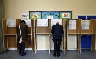 Les Irlandais se prononçaient vendredi par référendum sur la suppression du Seanad Éireann, la chambre haute du Parlement, un projet défendu avec de bonnes chances de succès par le gouvernement dans un double souci de "réforme démocratique" et d'économie en temps d'austérité.