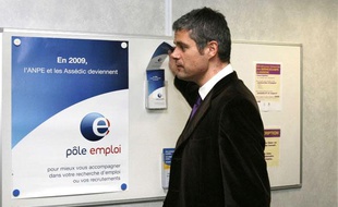 Laurent Wauquiez, secrétaire d'Etat à l'Emploi, visite un pôle pour l'emploi à Lyon le 15 janvier 2009.