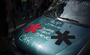 Une voiture avec le slogan