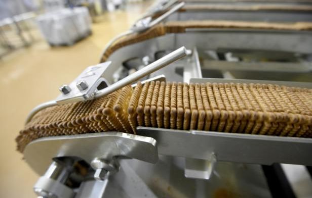 Chaîne de production de biscuits "petit beurre" dans une fabrique de la marque LU, à La Haye-Fouassière près de Nantes,