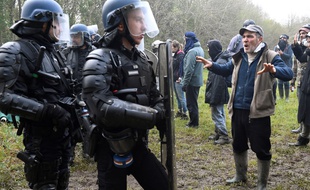 Des gendarmes au cœur de la ZAD de Notre-Dame-des-Landes.
