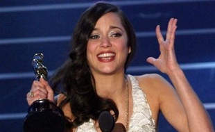 Marion Cotillard, qui a reçu l'Oscar de la meilleure actrice pour "La môme", a exprimé des doutes sur la version officielle des attentats du 11 septembre 2001 lors d'une émission de télévision tournée en 2007, dont la vidéo circule depuis vendredi sur plusieurs sites internet.
