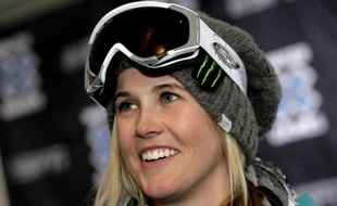 La Canadienne Sarah Burke, une des meilleures spécialistes mondiales de ski half-pipe, est décédée à l'âge de 29 ans jeudi à Salt Lake City, où elle avait été hospitalisée le 10 janvier après s'être sérieusement blessée lors d'une chute à l'entraînement, indique sa Fédération.