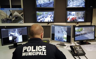 Un centre de supervision urbaine contrôlant des caméras de vidéosurveillance à Marseille.