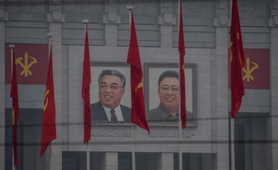 Les portraits des leaders coréens Kim Il-Sung et Kim Jong-Il placardés avant le début du congrès politique.