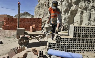Sergio, qui assemble des briques depuis l'âge de 8 ans, travaille le 7 mai 2014 dans une fabrique artisanale, près de La Paz