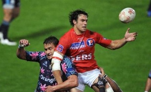 Castres 5e, Biarritz 6e, et Montauban 7e, tous trois vainqueurs, ont consolidé leurs visas pour la Coupe d'Europe la saison prochaine, lors de la 23e journée de Top 14 samedi qui a vu Auch, déjà relégué, signer un inutile exploit en tombant le Stade Français.