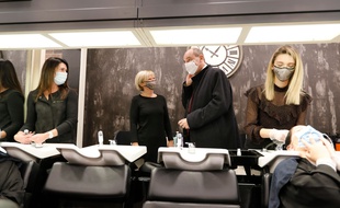 Le Premier ministre Jean Castex visite un salon de coiffure à Reims, le 28 novembre 2020.