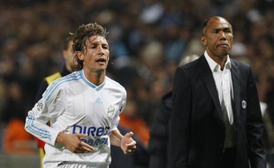 Le Marseillais Gabriel Heinze et l’entraîneur du PSG Antoine Kombouaré, lors de la victoire de l’Olympique de Marseille (1-0), lors du match aller du classico, au stade Vélodrome, le 20 novembre 2009.