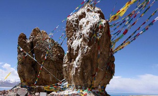 Offrandes près du lac Namtso, considéré comme un lieu saint du bouddhisme, Tibet, le 7 juin 2009.
