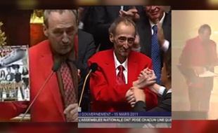 Capture d'écran du zapping retraçant le parcours du député Patrick Roy, mort le 3 mai 2011.