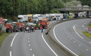 Des éleveurs bloquent les accès vers Caen, le 20 juillet 2015 pour protester contre la faiblesse des prix de leurs productions