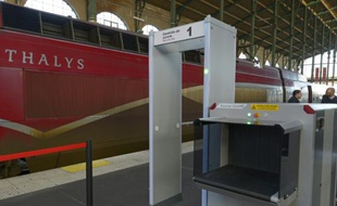 Un nouveau portique de sécurité à la gare du Nord à Paris, le 21 décembre 2015