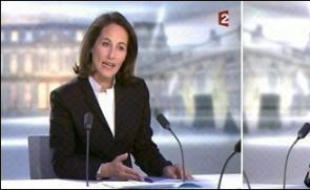 Nicolas Sarkozy (UMP) reste favori pour l'emporter dimanche contre Ségolène Royal (PS), au lendemain d'un débat qui n'a pas bouleversé le rapport de forces politique, selon les sondeurs.