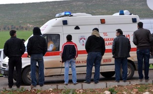 Les explosions survenues samedi dans une petite ville du sud de la Turquie proche de la frontière syrienne ont fait selon un premier bilan quatre morts et 18 blessés, a annoncé le ministre turc de l'Intérieur, Muammer Güler, cité par l'agence de presse Anatolie.