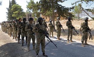 Des soldats de la rébellion se préparent à une offensive du régime syrien à Idleb (nord-ouest de la Syrie), le 3 septembre 2018.