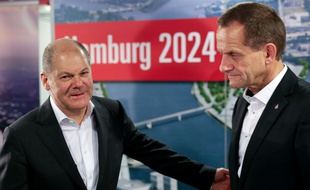 Le maire de Hambourg Olaf Scholz (à gauche) et le président du comité olympique allemand Alfons Hoermann ont tenu une conférence après le