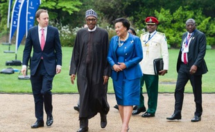 Patricia Scotland (d), secrétaire générale du Commonwealth et le président nigérian Muhammadu Buhari (c) arrivent au siège du Commonwealth pour un sommet anticorruption à Londres le 11 mai 2016
