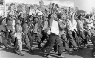 Des gardes rouges, unités constituées notamment d'étudiants, défilent en brandissant le "Petit livre rouge" de Mao Tsé-toung, à Pékin en juin 1966